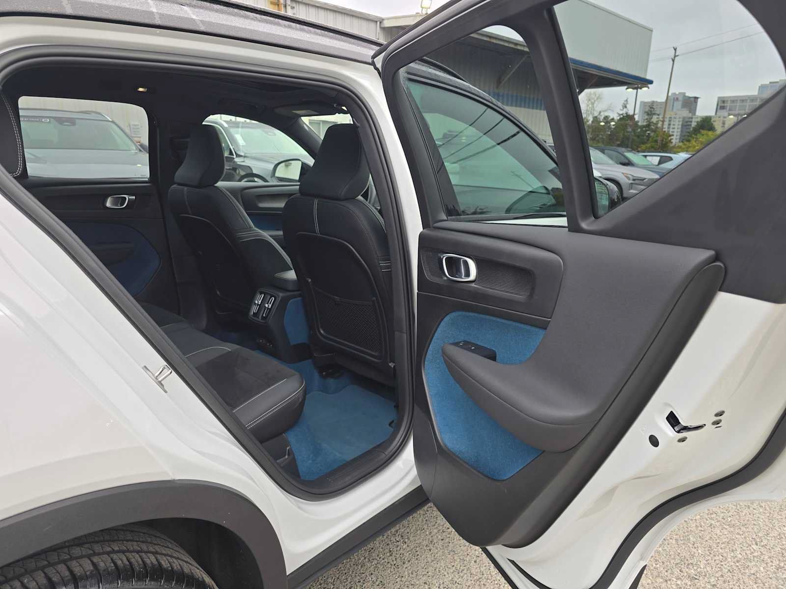 Used 2023 Volvo XC40 Recharge Ultimate AWD/4WD image 14