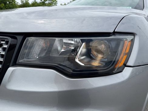 Used 2019 Jeep Grand Cherokee Altitude AWD/4WD image 9