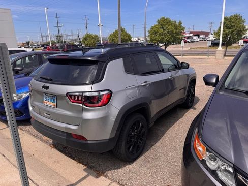 Used 2023 Jeep Compass Latitude AWD/4WD image 3