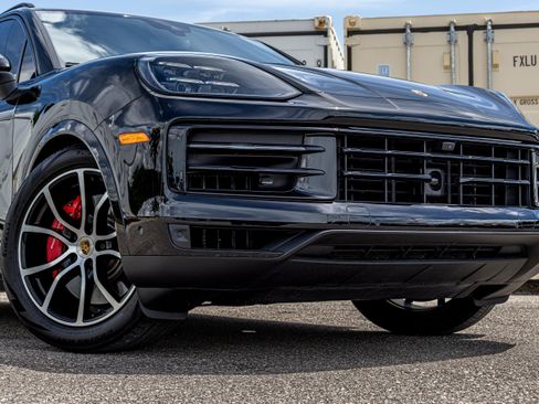 Used 2024 Porsche Cayenne S AWD/4WD image 14