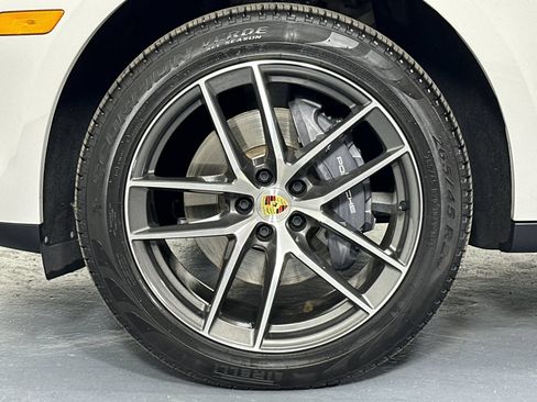 Certified 2025 Porsche Macan AWD/4WD image 33