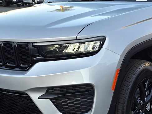 New 2025 Jeep Grand Cherokee Altitude image 8