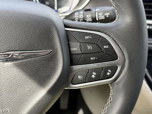 Used 2022 Chrysler Pacifica Touring-L w/ Uconnect Theater Family Group image 20