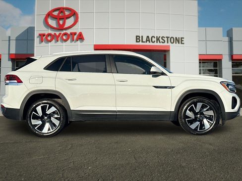 Used 2025 Volkswagen Atlas Cross Sport SE AWD/4WD image 2