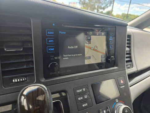 Used 2017 Toyota Sienna XLE w/ XLE Navigation Package FWD image 28