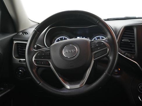 Used 2019 Jeep Cherokee Latitude Plus w/ Cold Weather Group FWD image 16