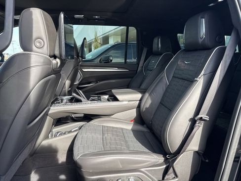 Used 2025 Cadillac Escalade ESV V image 37