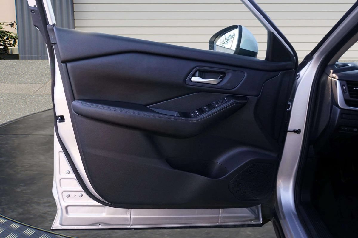 Used 2025 Nissan Rogue SV AWD/4WD image 15