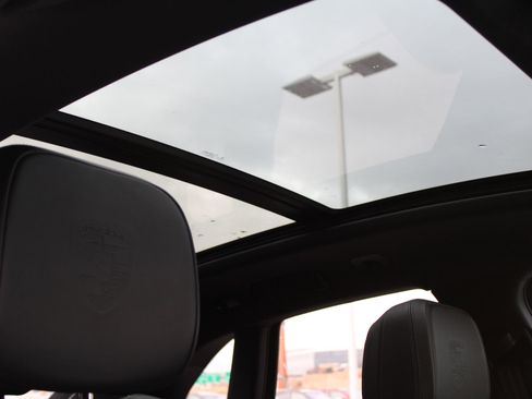 Certified 2023 Porsche Macan Turbo image 28