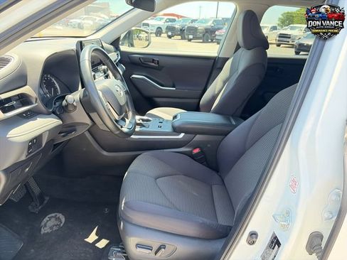 Used 2024 Toyota Highlander LE FWD image 9