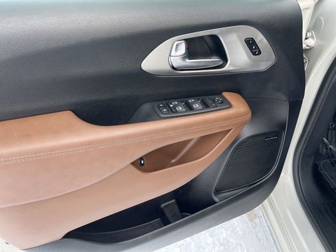 Used 2021 Chrysler Pacifica Limited w/ Premium & Safety Sphere Group image 12