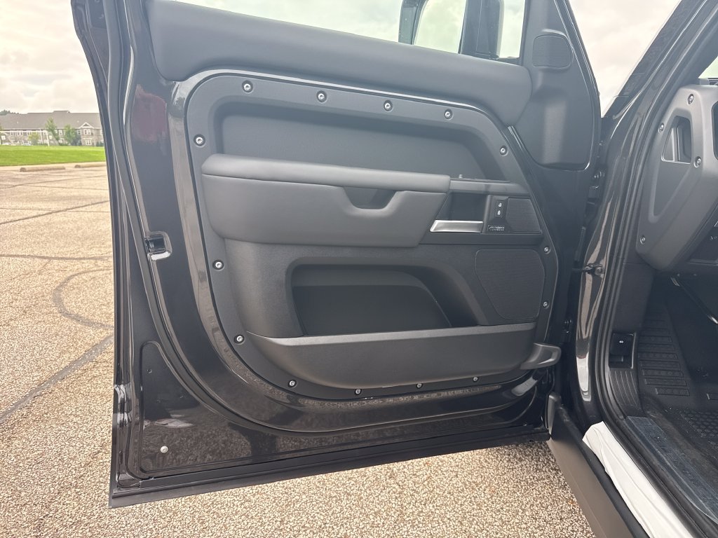 New 2026 Land Rover Defender 110 X-Dynamic SE AWD/4WD image 8