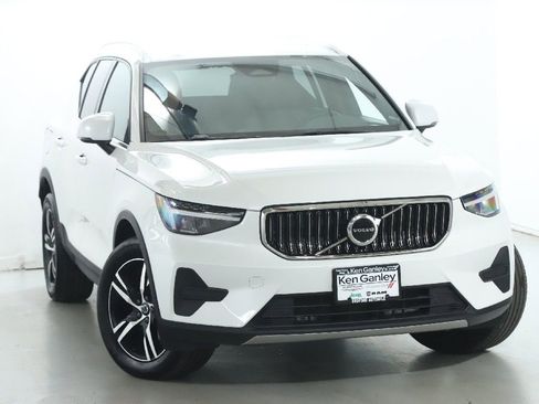 Used 2024 Volvo XC40 B5 Core image 2