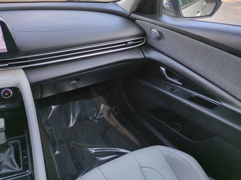 Used 2023 Hyundai Elantra Limited w/ Preferred Accessory Package FWD image 16