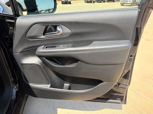 Used 2025 Chrysler Pacifica Select FWD image 11