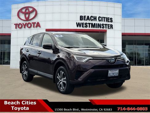Used 2018 Toyota RAV4 LE image 1
