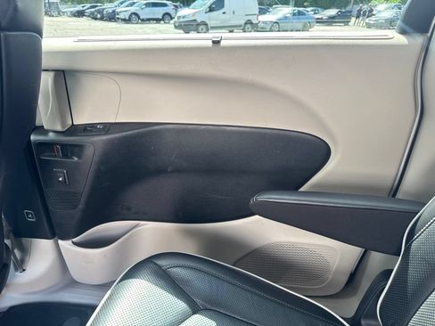 Used 2023 Chrysler Pacifica Limited w/ Uconnect Theater Family Group FWD image 23