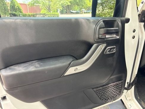 Used 2018 Jeep Wrangler Unlimited Sahara AWD/4WD image 11