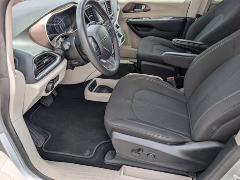 Used 2023 Chrysler Voyager LX FWD image 10