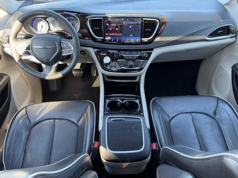 Used 2023 Chrysler Pacifica Limited image 12