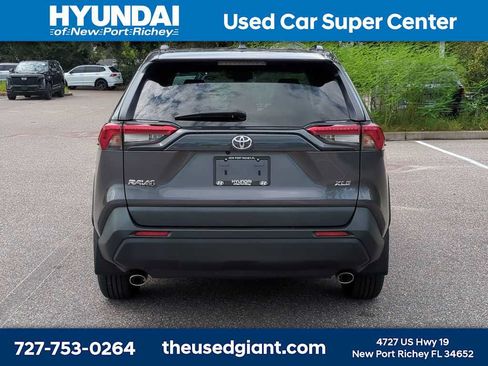 Used 2024 Toyota RAV4 XLE w/ Convenience Package FWD image 4
