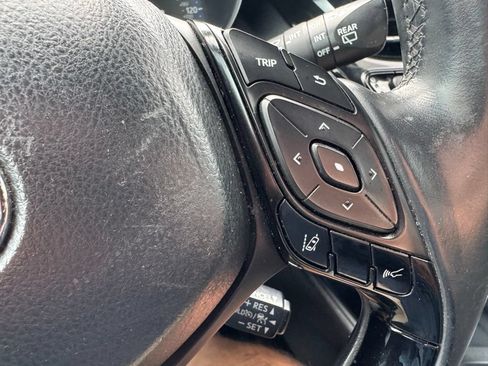 Used 2018 Toyota C-HR XLE FWD image 16