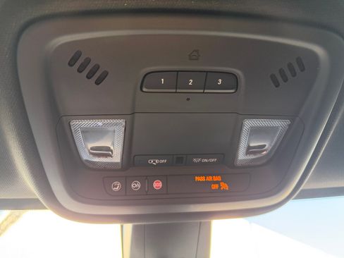 Used 2022 Chevrolet Traverse LT FWD image 26