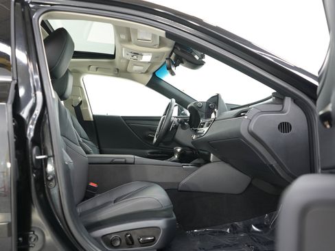 Used 2025 Lexus ES 300h FWD image 12