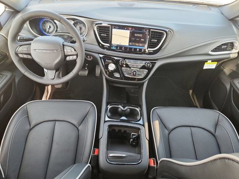 New 2027 Chrysler Pacifica Limited FWD image 13
