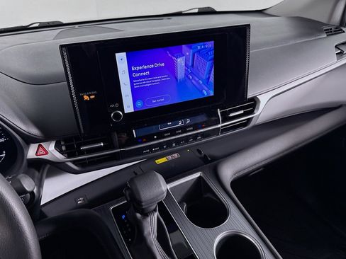 Used 2025 Toyota Sienna LE FWD image 21