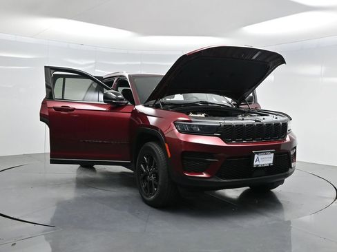 Used 2024 Jeep Grand Cherokee Altitude image 35