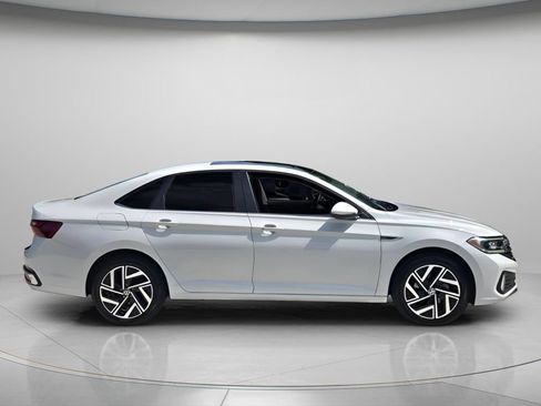 Certified 2023 Volkswagen Jetta SEL FWD image 7