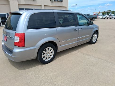 Used 2013 Chrysler Town & Country Touring FWD image 8