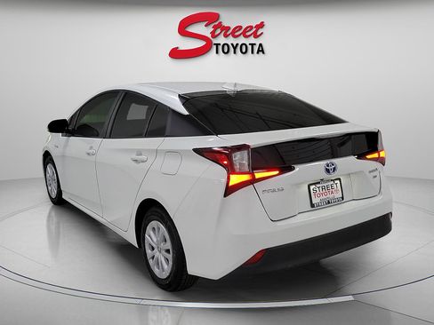 Used 2022 Toyota Prius L Eco image 2