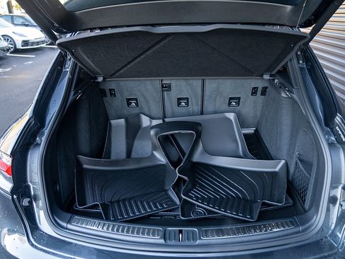 Certified 2025 Porsche Macan image 20