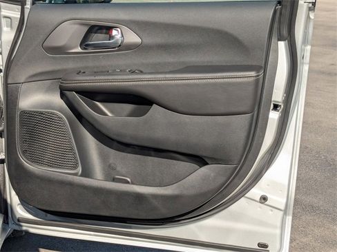 New 2026 Chrysler Pacifica Select image 33