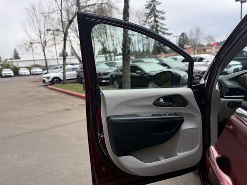 Used 2023 Chrysler Voyager LX image 26