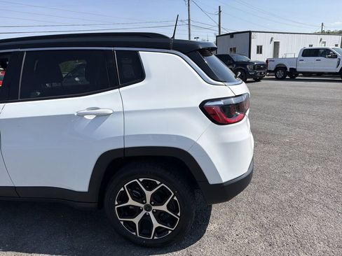 Used 2025 Jeep Compass Limited AWD/4WD image 9