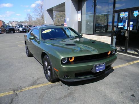 Used 2022 Dodge Challenger SXT image 2