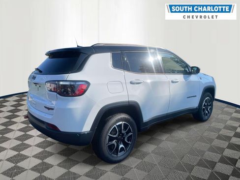 Used 2025 Jeep Compass Trailhawk AWD/4WD image 4