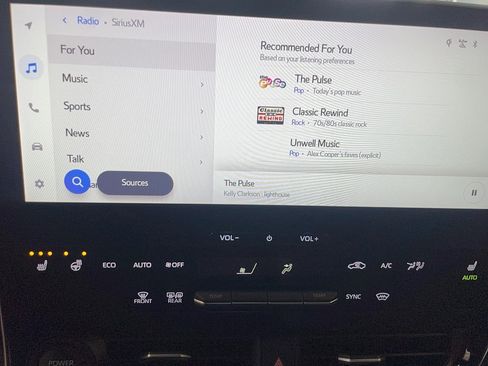 Used 2023 Toyota bZ4X AWD image 10