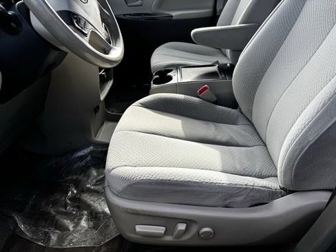 Used 2012 Toyota Sienna LE image 5