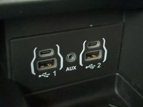 Used 2025 Chrysler Pacifica Limited image 28