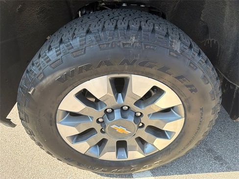 Used 2024 Chevrolet Silverado 2500 Custom w/ Custom Value Package image 11