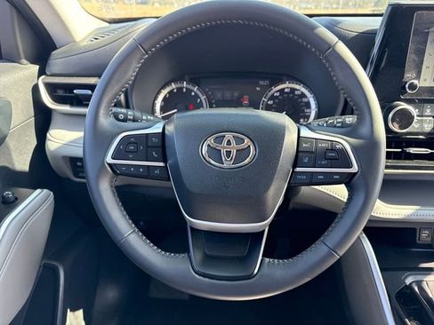 Used 2023 Toyota Highlander LE image 21