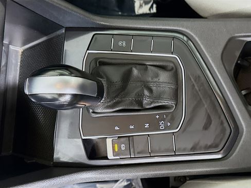 Used 2020 Volkswagen Tiguan S image 20