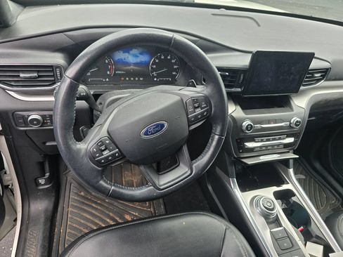 Used 2020 Ford Explorer XLT w/ Equipment Group 202A AWD/4WD image 17