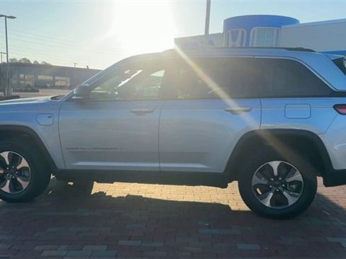 Used 2022 Jeep Grand Cherokee Limited 4xe image 8