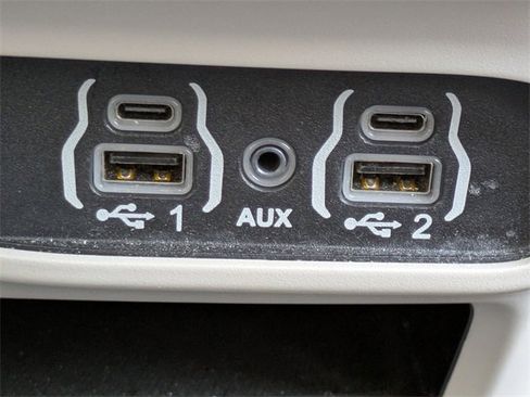 Used 2023 Chrysler Voyager LX image 20