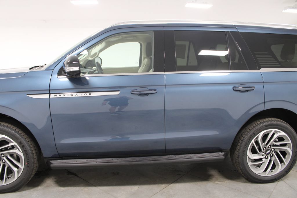New 2027 Lincoln Navigator Premiere RWD image 5